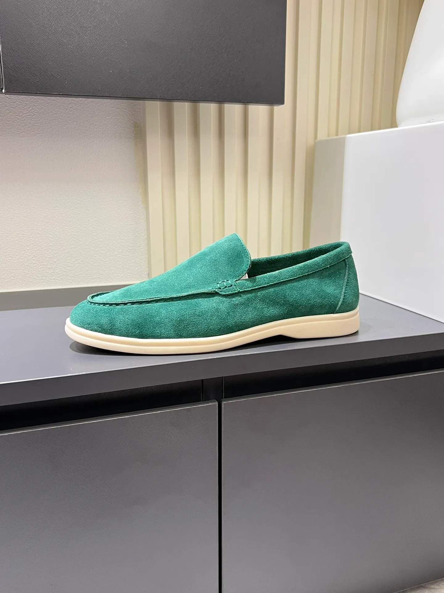 Men's shoes 💰p360 "Loro men's shoes 💰pian'*" Classic L men's shoes for couples 💰p Top version British flat loafers, a must-have item in old money style, the minimalist design is eye-catching and durable, a plus point for dressing The soft foot feel and texture are outstanding. They don’t scratch your feet and are very nice. They are matched with soft and waxy soles. They can be worn daily for a long time without getting tired. They are easy to wear, versatile and classic items, with perfect foot feel and texture! Imported cashmere fabric, the lining is made of imported A-grade water-dyed cow lining, the top version of the genuine leather midsole is sewn with pure handmade mark thread! Size: Female 35-40 (34. Customized) Male 38-44 (45.46. Customized)
